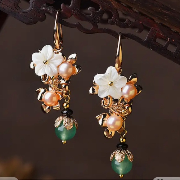 FLOWER WITH FRESHWATER CHAMPAGNE COLOR PEARL and GREEN JADE DROP EARRINGS NWOT - Picture 7 of 7